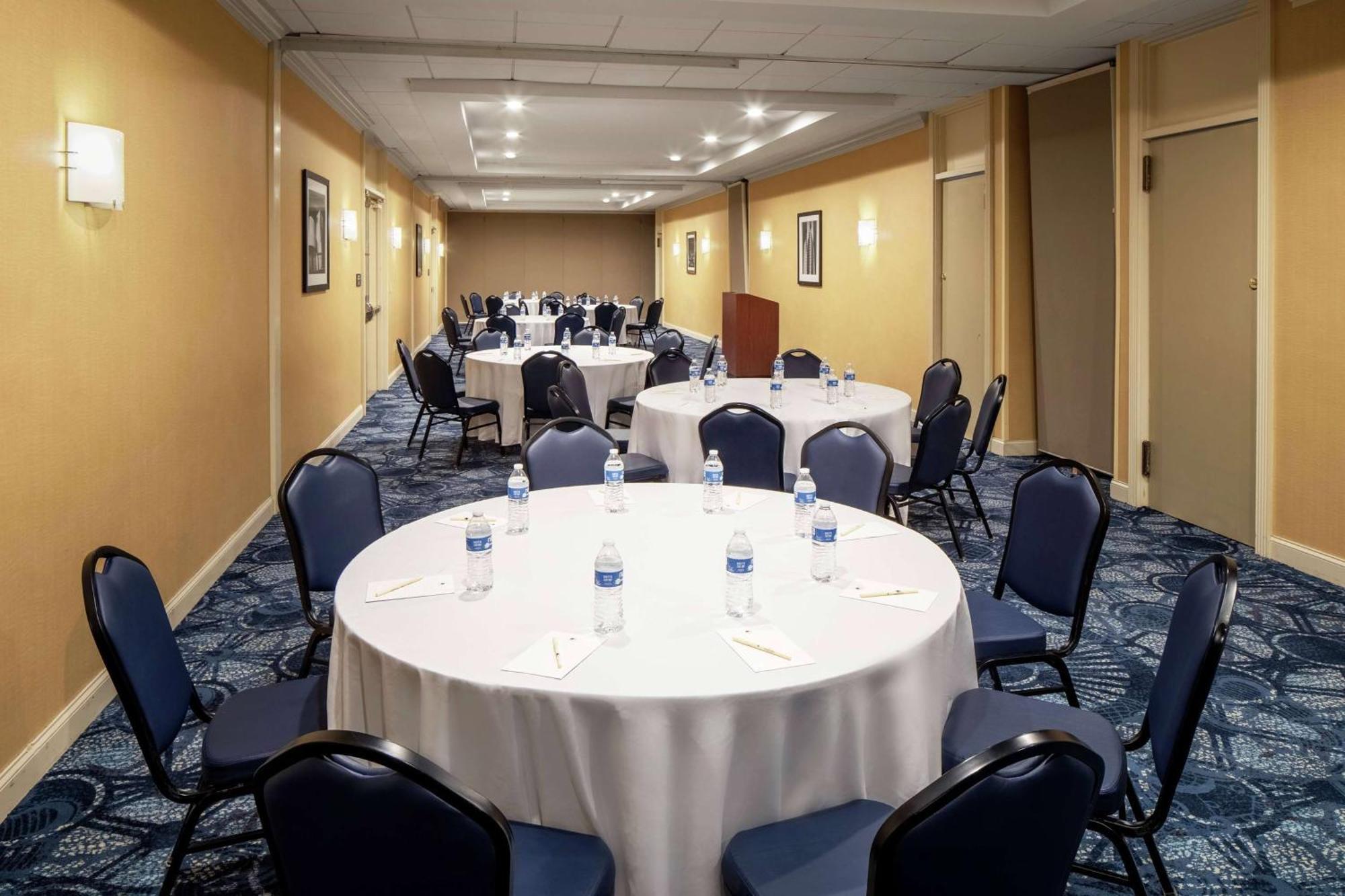 Wyndham Garden Westlake Extérieur photo